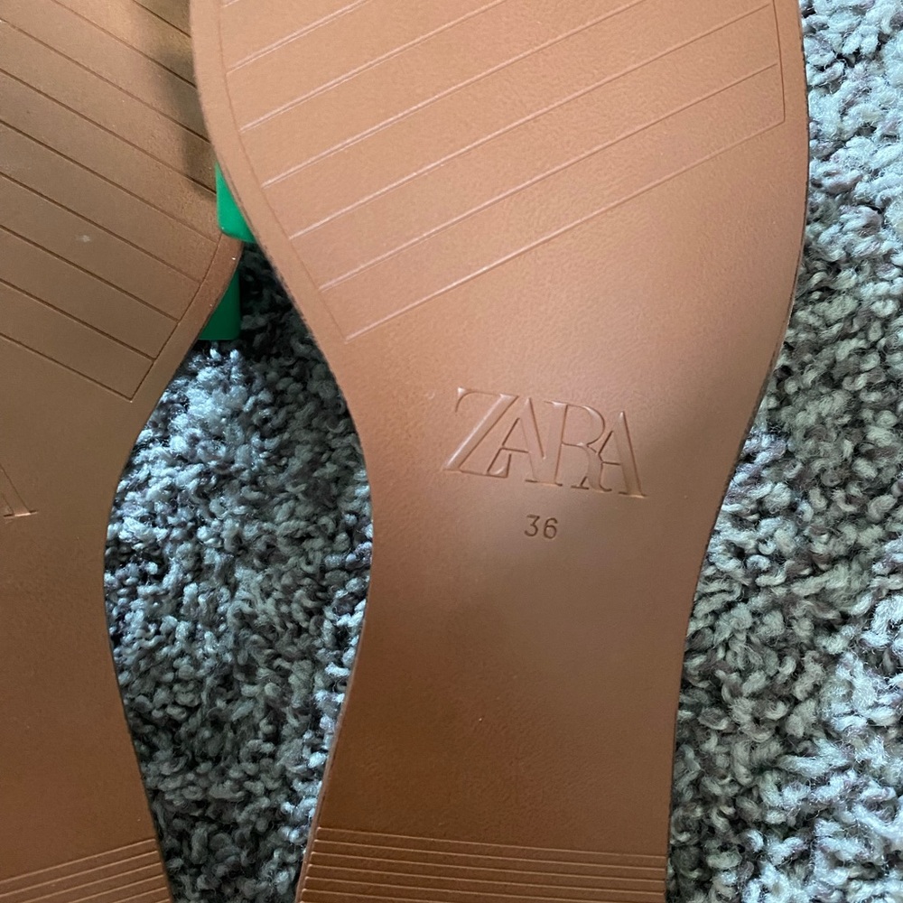 NEVER WORN! Zara Green and Gold Chain Slide Sandals - Picture 4 of 4